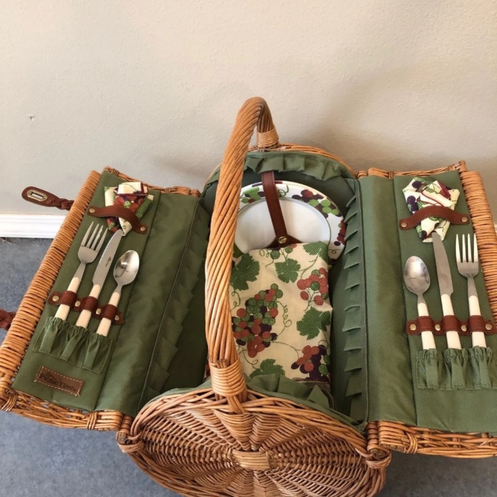 SOLD Picnic basket